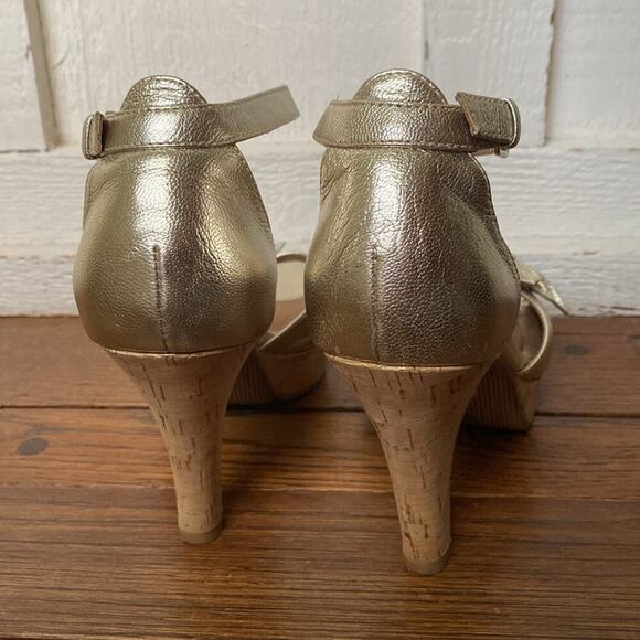 Sofft Women’s St.‎ Germain metallic gold floral Strappy platform heel sandals - Picture 6 of 9